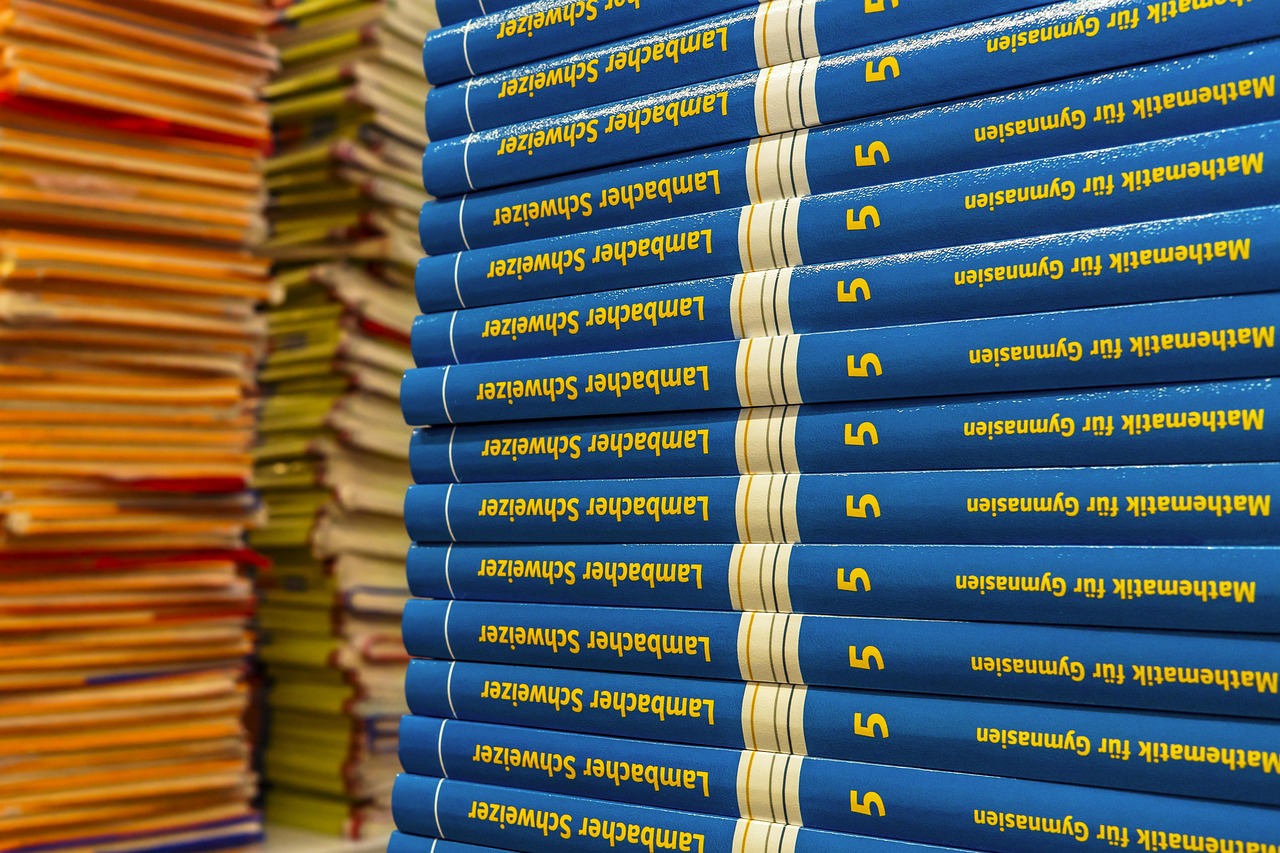 PCF8563电压特性及应用研究