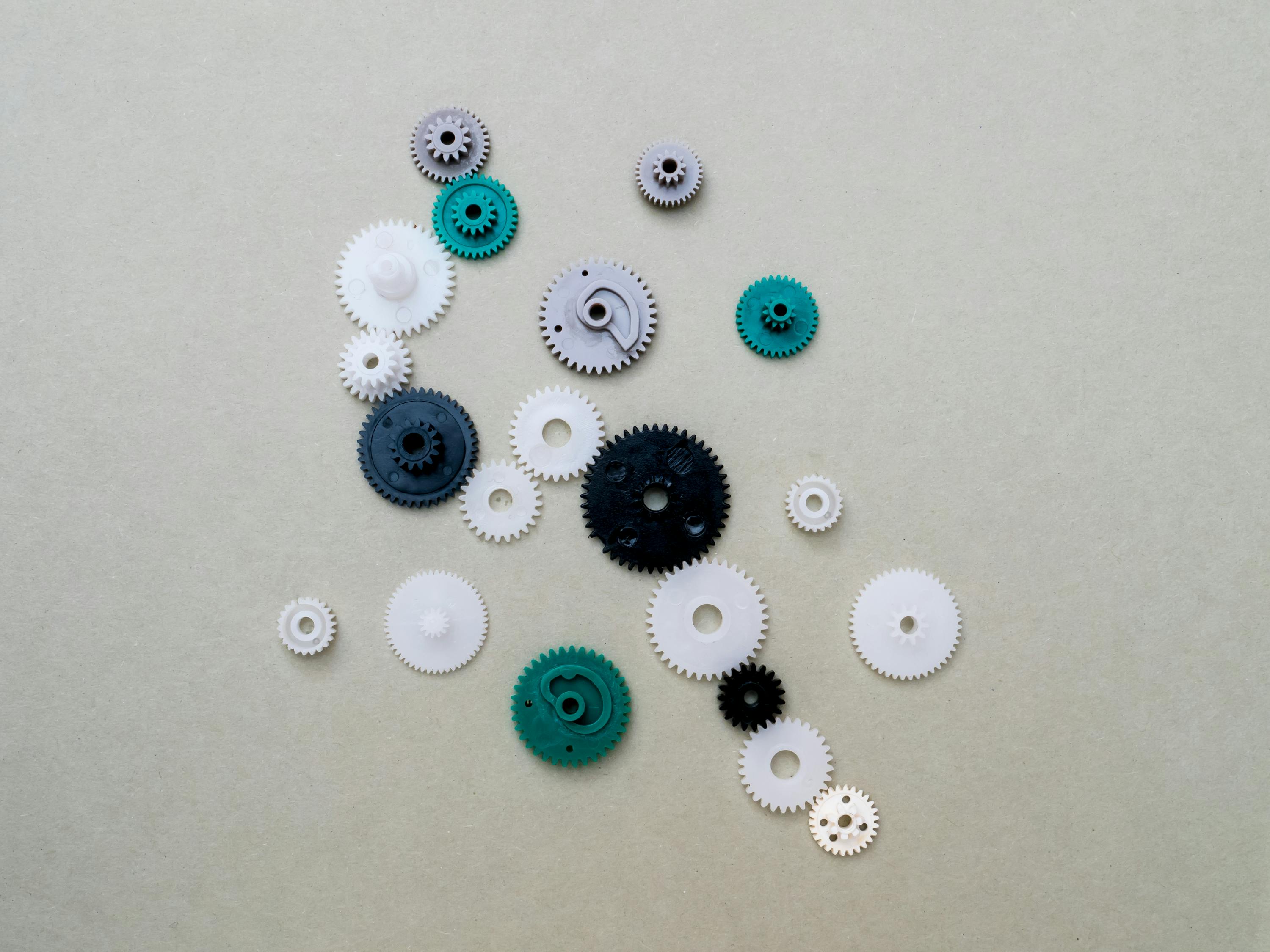 贴片三管脚元件技术解析与应用探讨