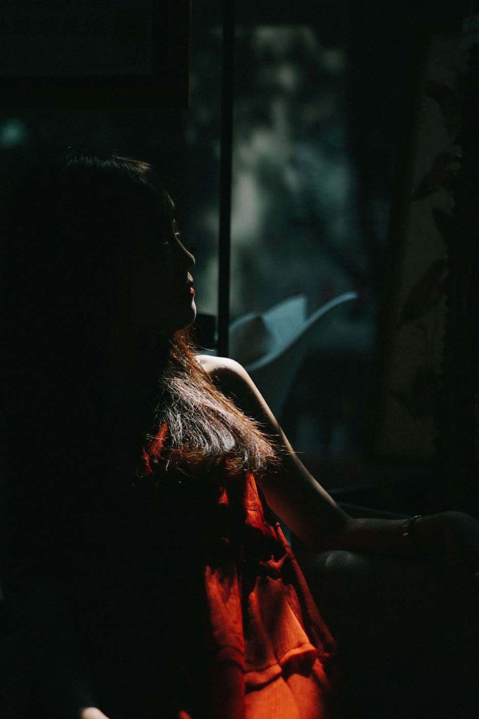 时尚潮流下的美女踩踏新探索