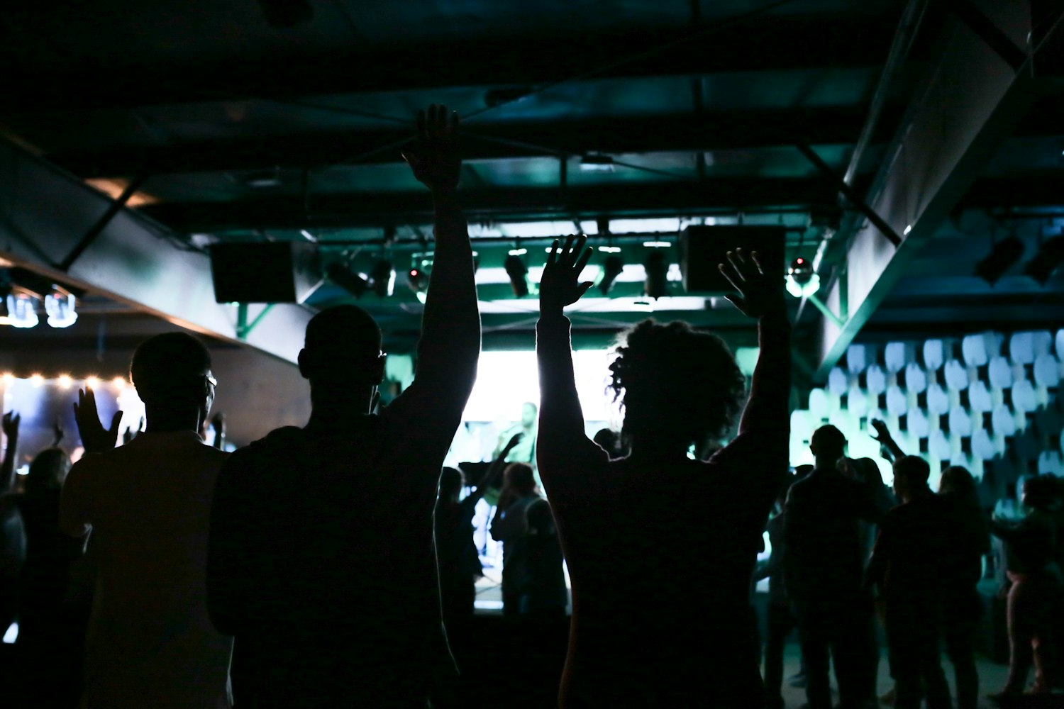 女生打人视频引发网络现象背后的反思