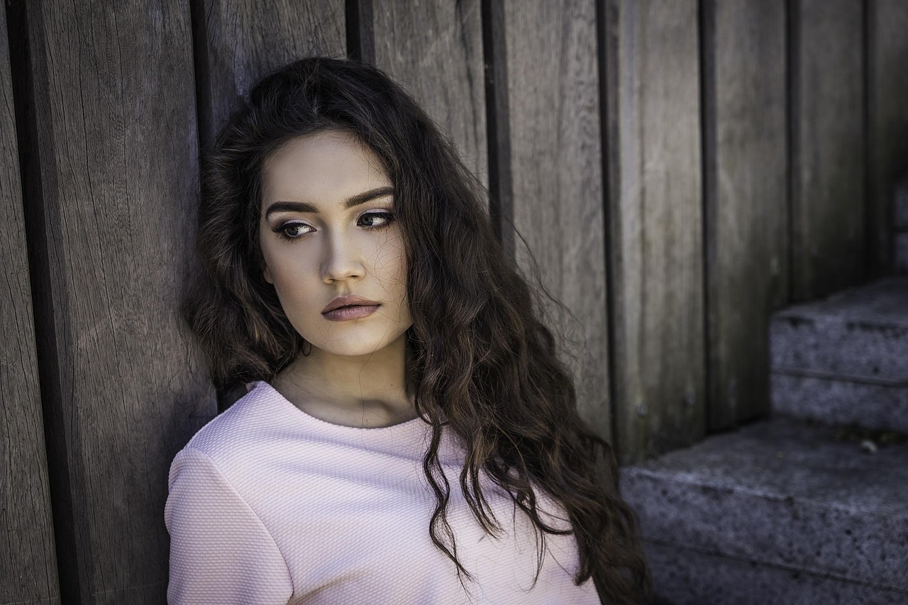 最新短发烫发造型，时尚魅力的完美展现