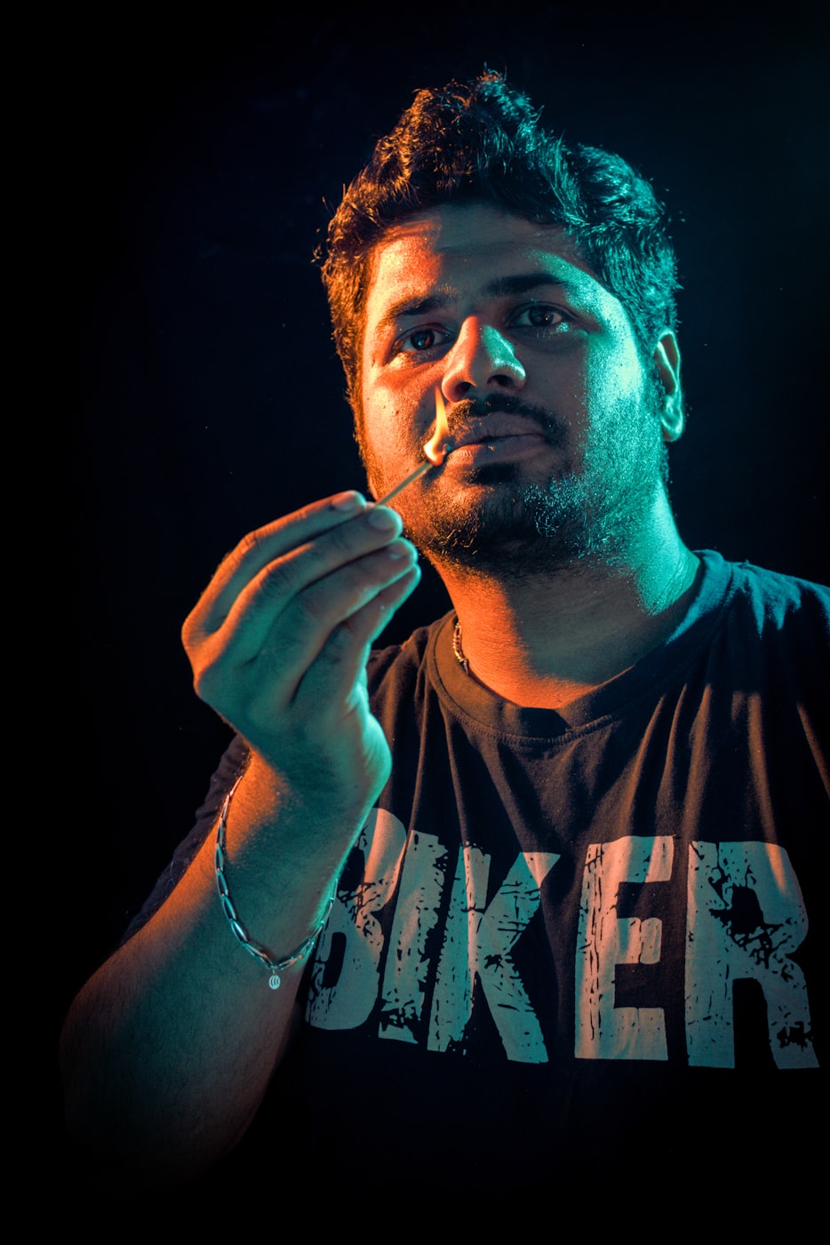 揭秘引领潮流的2017年拍照新姿势,潮流手势拍照指南